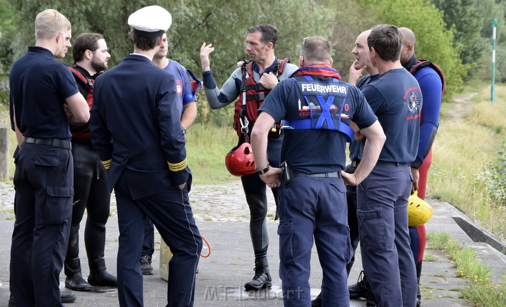 Uebung BF Taucher und Presse Koeln Zoobruecke Rhein P408.JPG - Miklos Laubert